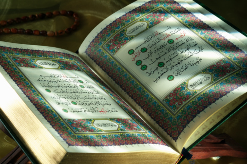 " وَاَلَّذِينَ هُمْ لِأَمَانَاتِهِمْ وَعَهْدهمْ رَاعُونَ " أَيْ إِذَا اُؤْتُمِنُوا لَمْ يَخُونُوا بَلْ يُؤَدُّونَهَا إِلَى أَهْلهَا وَإِذَا عَاهَدُوا أَوْ عَاقَدُوا أَوْفُوا بِذَلِكَ لَا كَصِفَاتِ الْمُنَافِقِينَ الَّذِينَ قَالَ فِيهِمْ رَسُول اللَّه صَلَّى اللَّه عَلَيْهِ وَسَلَّمَ مِنْ " آيَة الْمُنَافِق ثَلَاث : إِذَا حَدَّثَ كَذَبَ وَإِذَا وَعَدَ أَخْلَفَ وَإِذَا اُؤْتُمِنَ خَانَ "