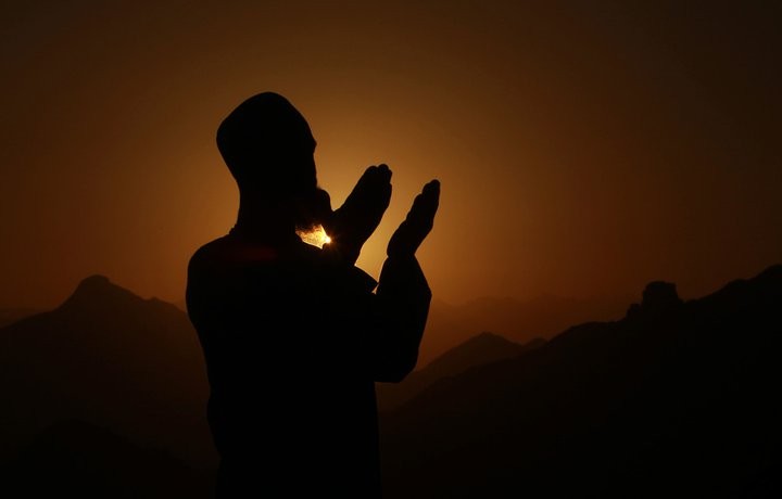 التَّائِبُونَ الْعَابِدُونَ الْحَامِدُونَ السَّائِحُونَ الرَّاكِعُونَ السَّاجِدُونَ الْآمِرُونَ بِالْمَعْرُوفِ وَالنَّاهُونَ عَنِ الْمُنْكَرِ وَالْحَافِظُونَ لِحُدُودِ اللَّهِ وَبَشِّرِ الْمُؤْمِنِينَ الْقَوْل فِي تَأْوِيل قَوْله تَعَالَى : { التَّائِبُونَ } . يَقُول تَعَالَى ذِكْره : إِنَّ اللَّه اِشْتَرَى مِنْ الْمُؤْمِنِينَ التَّائِبِينَ الْعَابِدِينَ أَنْفُسهمْ وَأَمْوَالهمْ ; وَلَكِنَّهُ رُفِعَ , إِذْ كَانَ مُبْتَدَأ بِهِ بَعْد تَمَام أُخْرَى مِثْلهَا , وَالْعَرَب تَفْعَل ذَلِكَ , وَقَدْ تَقَدَّمَ بَيَاننَا ذَلِكَ فِي قَوْله : { صُمّ بُكْم عُمْي } بِمَا أَغْنَى عَنْ إِعَادَته فِي هَذَا الْمَوْضِع. وَمَعْنَى التَّائِبُونَ : الرَّاجِعُونَ مِمَّا كَرِهَهُ اللَّه وَسَخِطَهُ إِلَى مَا يُحِبّهُ وَيَرْضَاهُ .